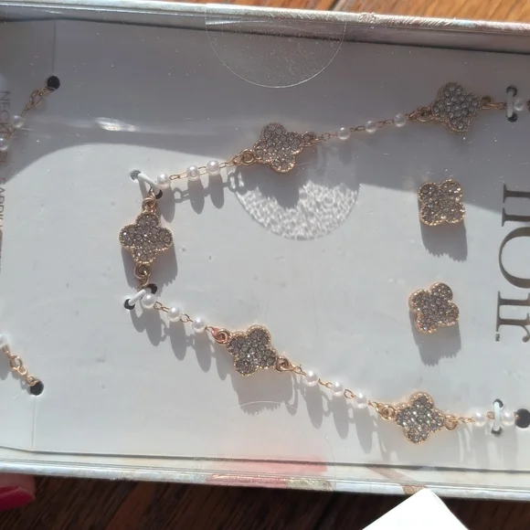 nOir Jewelry Gold Floral Jewelry Set - Picture 3 of 4